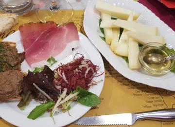 Antipasto tiscano e misto di pecorini con miele